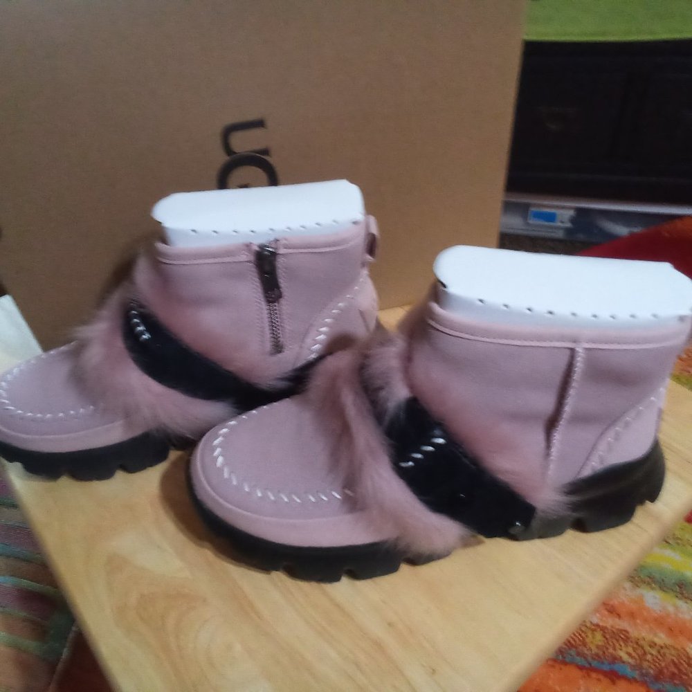 UGG - Picture 4 of 4